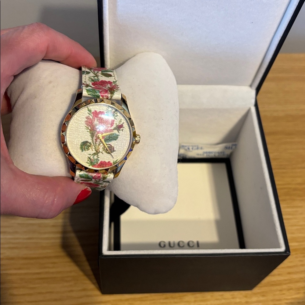 Gucci Floral Gold Women's Watch with COA - Picture 3 of 17